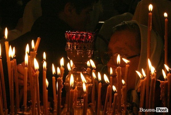 Пасхальна ніч у Луцьку: як святили паски у Покровській церкві. ФОТО