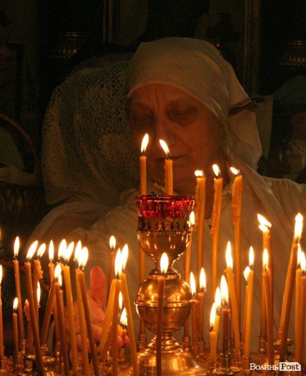 Пасхальна ніч у Луцьку: як святили паски у Покровській церкві. ФОТО