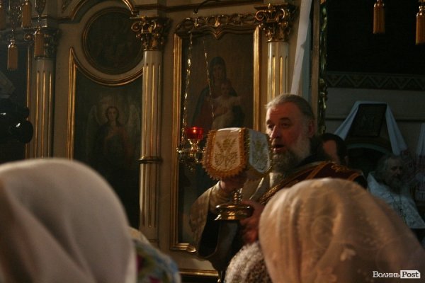 Пасхальна ніч у Луцьку: як святили паски у Покровській церкві. ФОТО