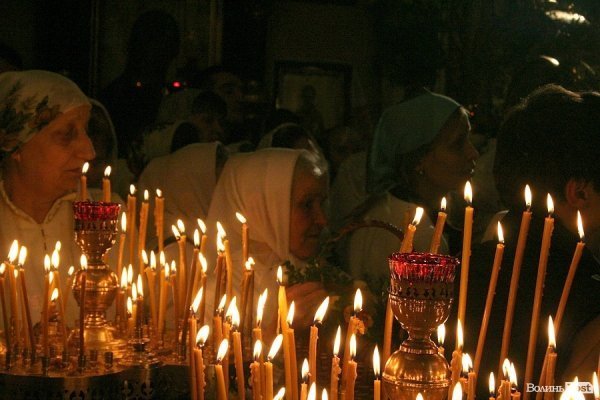 Пасхальна ніч у Луцьку: як святили паски у Покровській церкві. ФОТО