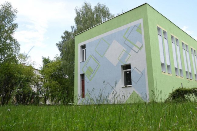 У Луцьку завершують капремонт фасаду дитячої художньої школи. ФОТО