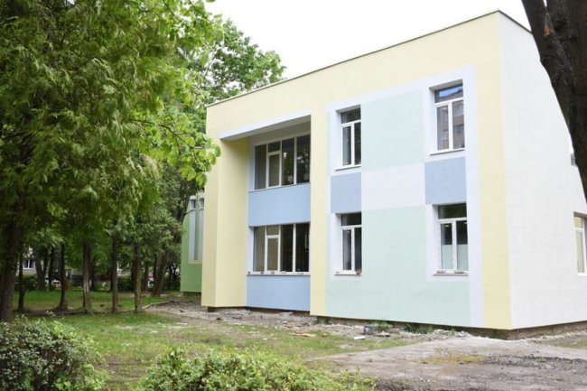 У Луцьку завершують капремонт фасаду дитячої художньої школи. ФОТО