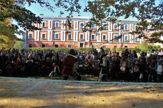 Із лицарями та подарунками: у Луцьку вперше влаштували фестиваль недільних шкіл. ФОТО