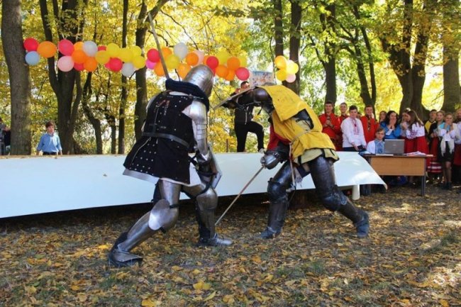 Із лицарями та подарунками: у Луцьку вперше влаштували фестиваль недільних шкіл. ФОТО
