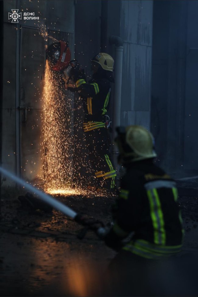 Масований обстріл Луцька: рятувальники показали, як долають наслідки ворожої атаки