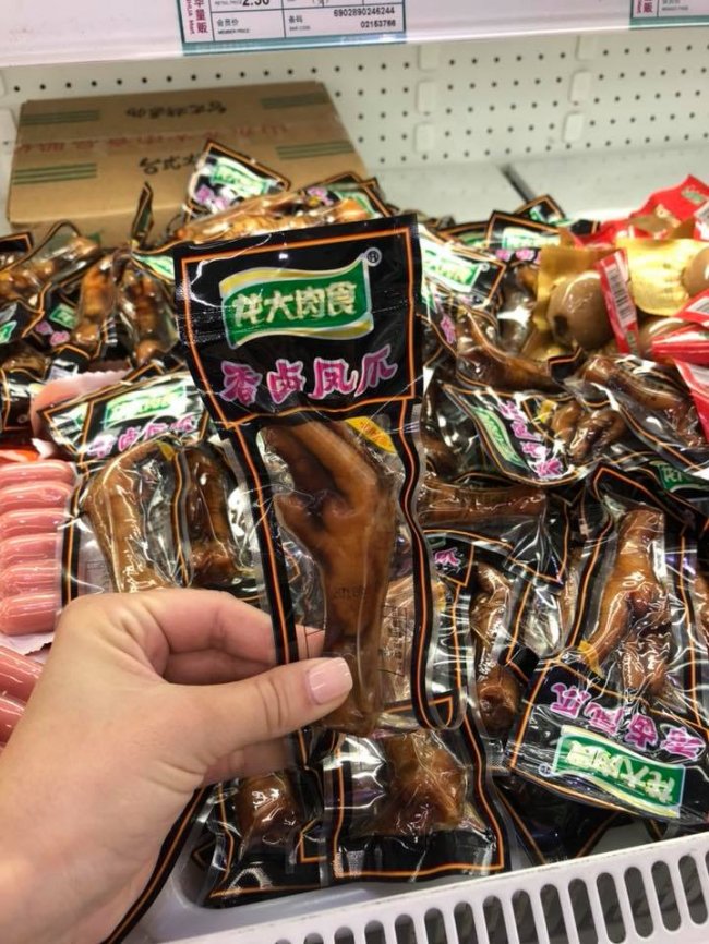 Куди ж без трешу. Курячі лапи у вакуумній упаковці. Це снек. Гризуть самі, купують дітям погризти...