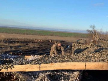 Музейниці з Луцька відправили маскувальну сітку для бійців в ООС