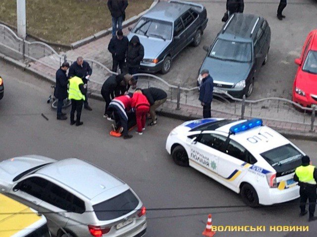 У центрі Луцька авто збило велосипедиста. ФОТО