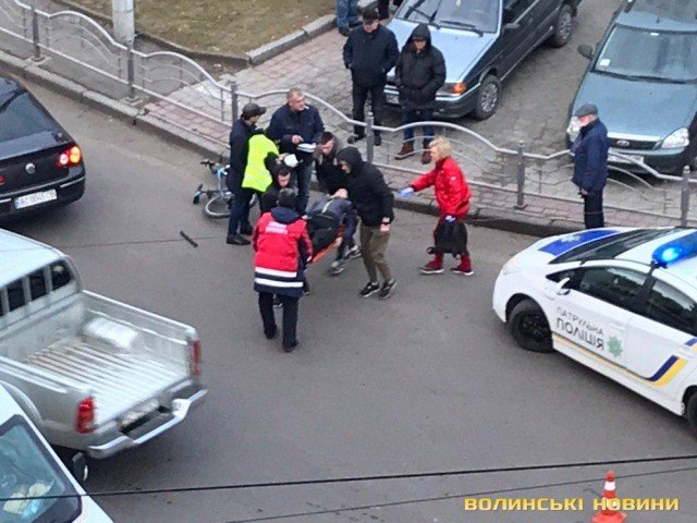 У центрі Луцька авто збило велосипедиста. ФОТО