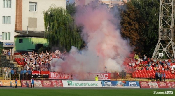 Димове шоу фанів «Волині» під час гри з «Карпатами». ФОТО