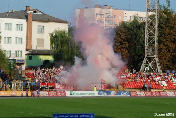 Димове шоу фанів «Волині» під час гри з «Карпатами». ФОТО