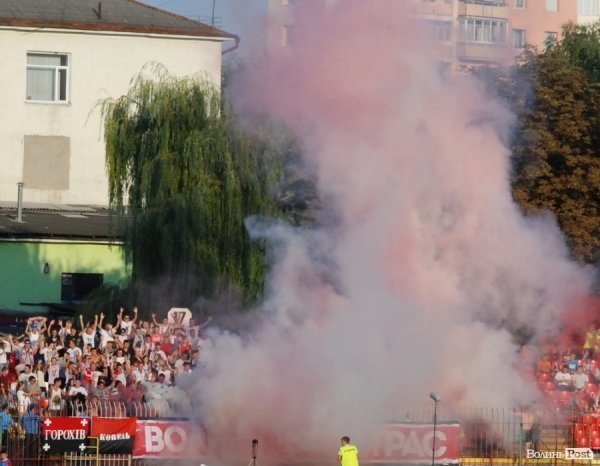 Димове шоу фанів «Волині» під час гри з «Карпатами». ФОТО