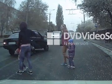 У Луцьку автохам ледве не збив матір з дитиною на переході. ВІДЕО