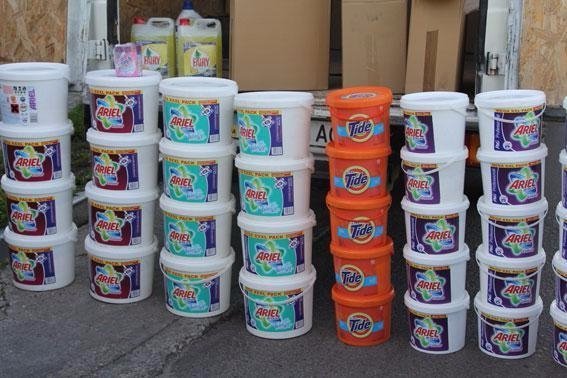 У Луцьку підпільно виготовляли та продавали побутову хімію. ФОТО