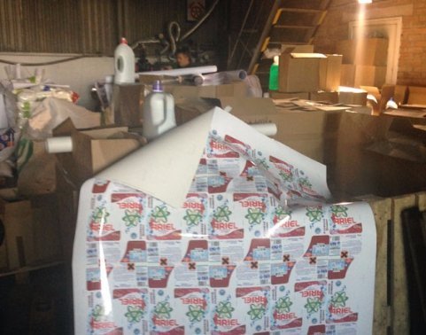 У Луцьку підпільно виготовляли та продавали побутову хімію. ФОТО