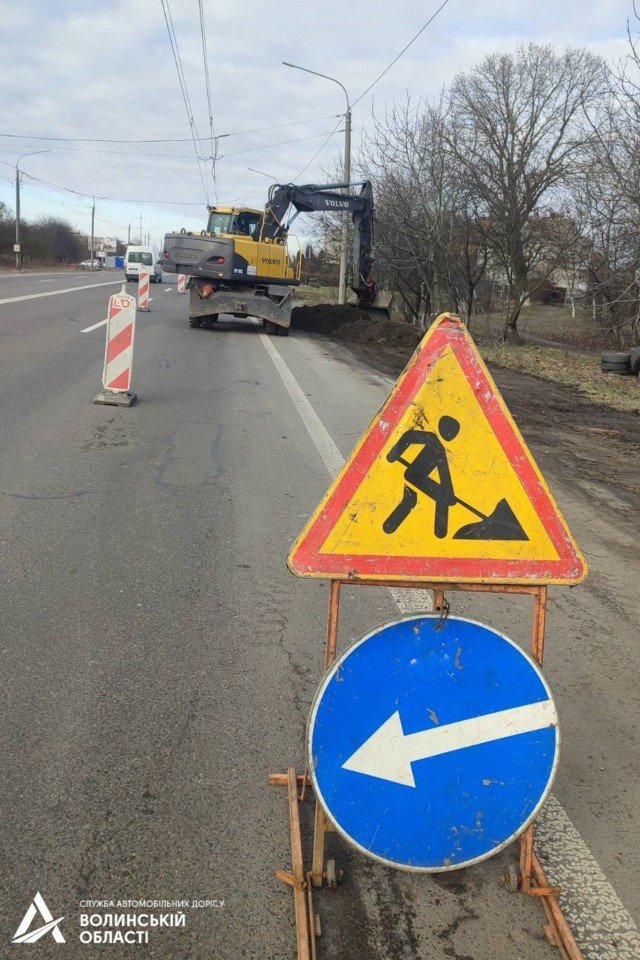 На трасах Волині облаштовують водовідведення
