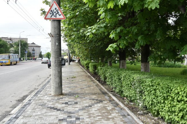 Біля луцького ринку відремонтували пішохідні доріжки. ФОТО