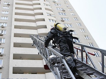 У Луцьку рятувальники використали автодрабину, щоб звільнити маля
