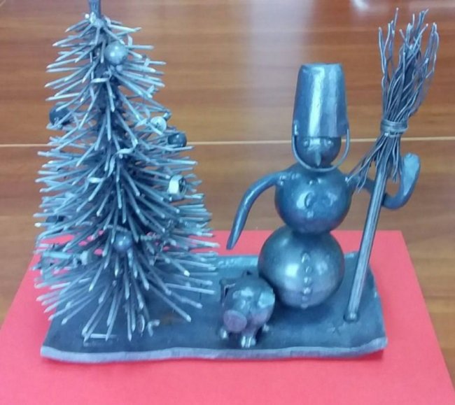 Майбутні ковалі створили оригінальну ялинку з цвяхів. ФОТО