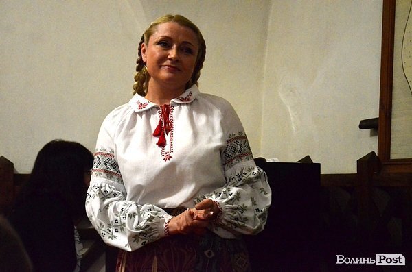 У Луцьку Тетяна Ціхоцька з дітьми співала на День народження Лесі Українки. ФОТО