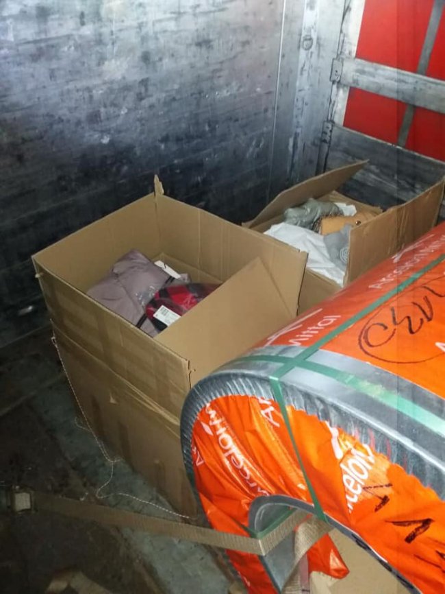 Через «Ягодин» намагалися провезти незадекларований одяг та взуття на суму майже 100 тисяч гривень. ФОТО