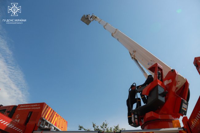 У Луцьку рятувальники вчилися працювати на новому 45-метровому підйомнику. ФОТО