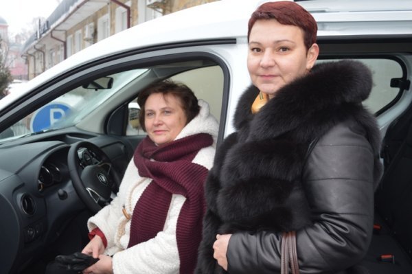 Автопарк лікарні на Волині поповнився двома новими автомобілями. ФОТО