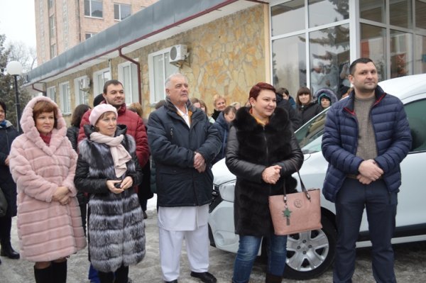 Автопарк лікарні на Волині поповнився двома новими автомобілями. ФОТО