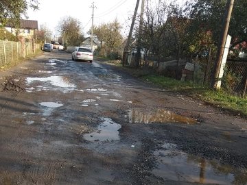 Після дощу хоч човен діставай: лучанка скаржиться на бездоріжжя на Вишкові. ФОТО