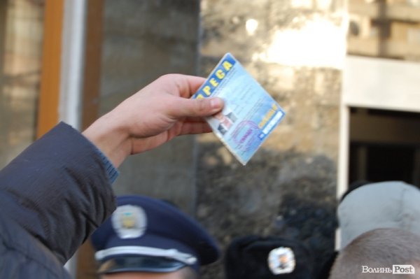 Тиснява під стінами ОДА. ФОТО