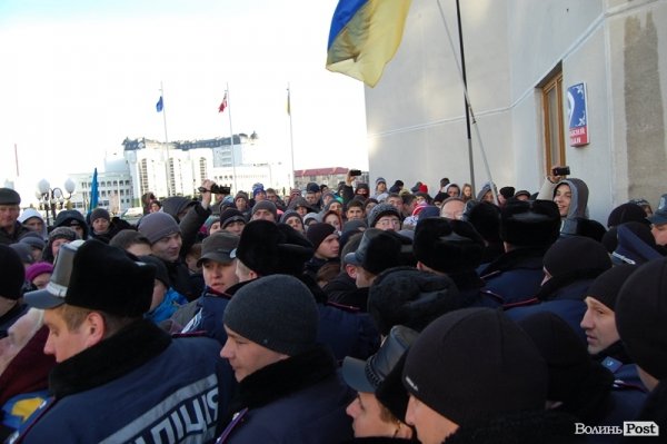 Тиснява під стінами ОДА. ФОТО