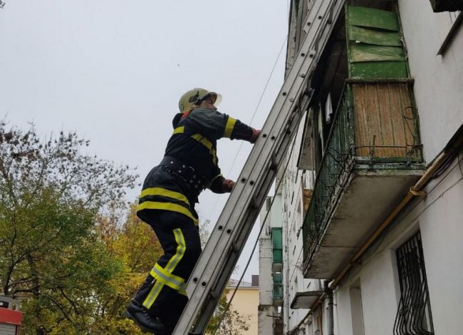 На Волині рятувальники допомогли літній жінці, яка не могла відкрити двері власної квартири