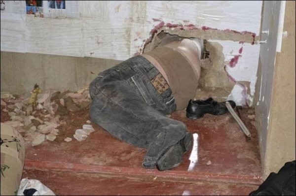 В'язень-невдаха у Бразилії застряг у стіні під час втечі з тюрми. ФОТО