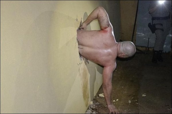 В'язень-невдаха у Бразилії застряг у стіні під час втечі з тюрми. ФОТО