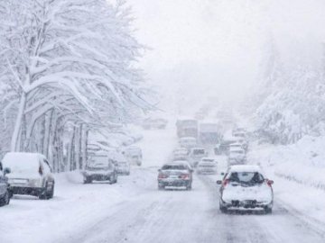 Сильний сніг та хуртовини: синоптики розповіли, у яких областях України чекати негоди