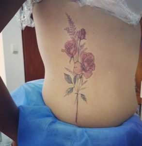 «Хотілось довести, що таки чогось варта»: волинянка, якій за 50, працює тату-майстринею. ФОТО