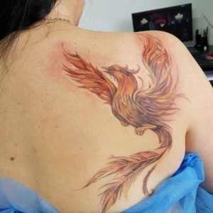 «Хотілось довести, що таки чогось варта»: волинянка, якій за 50, працює тату-майстринею. ФОТО