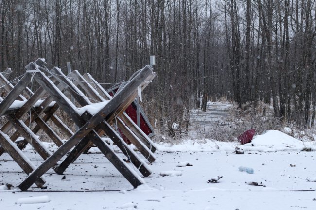 Поруч із фортифікаційними спорудами, які звели прикордонники, простягаються природні загорожі – болота, річки та ліси