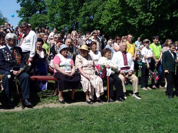 День Перемоги у Нововолинську: гвоздики, георгіївські стрічки, червоні прапори. ФОТО. ВІДЕО
