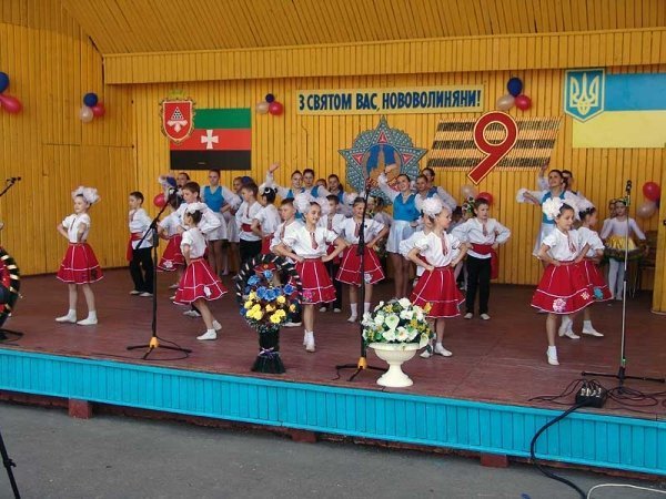 День Перемоги у Нововолинську: гвоздики, георгіївські стрічки, червоні прапори. ФОТО. ВІДЕО