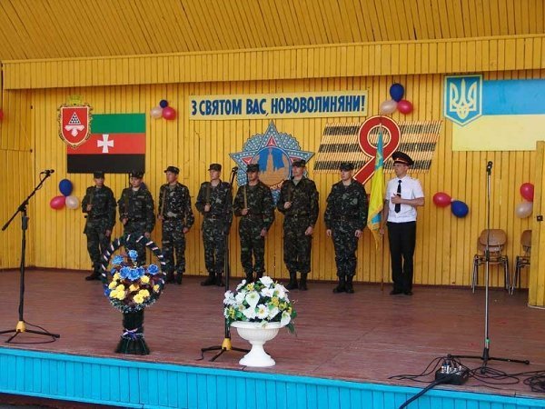 День Перемоги у Нововолинську: гвоздики, георгіївські стрічки, червоні прапори. ФОТО. ВІДЕО