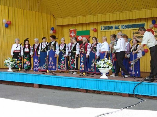 День Перемоги у Нововолинську: гвоздики, георгіївські стрічки, червоні прапори. ФОТО. ВІДЕО