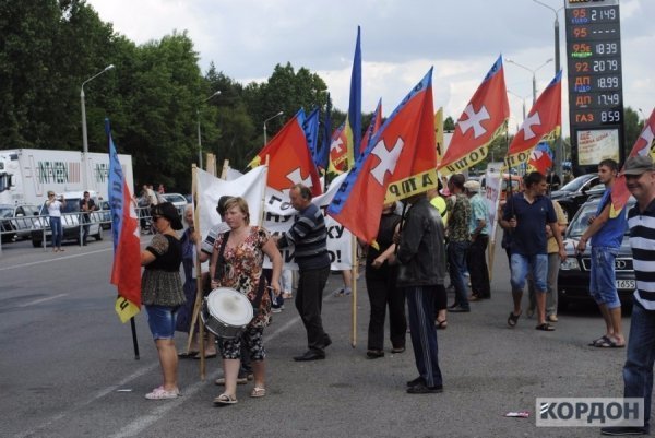 Чергова провокація на Волинській митниці: активісти хотіли спалити «Запорожець». ФОТО