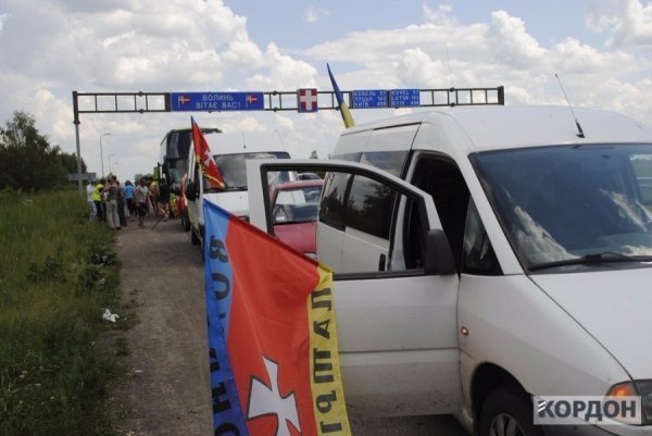 Чергова провокація на Волинській митниці: активісти хотіли спалити «Запорожець». ФОТО