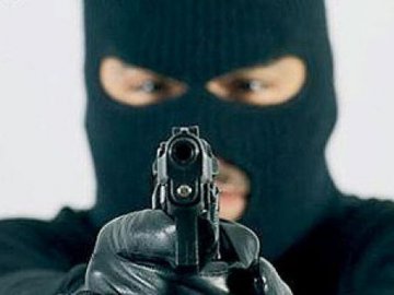 На Волині злодій у балаклаві пограбував жінку
