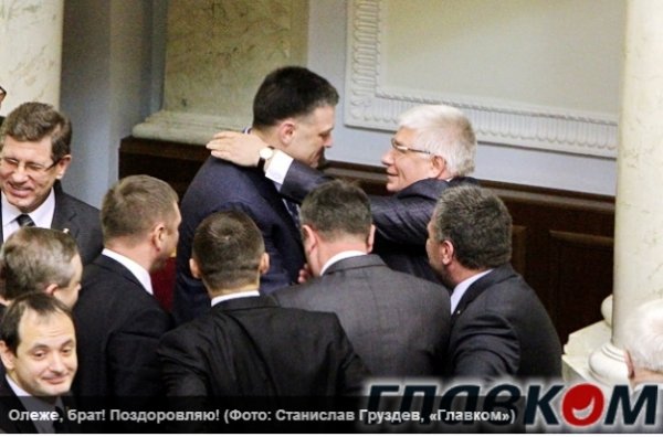 Регіонал розцілував свободівця. ФОТО