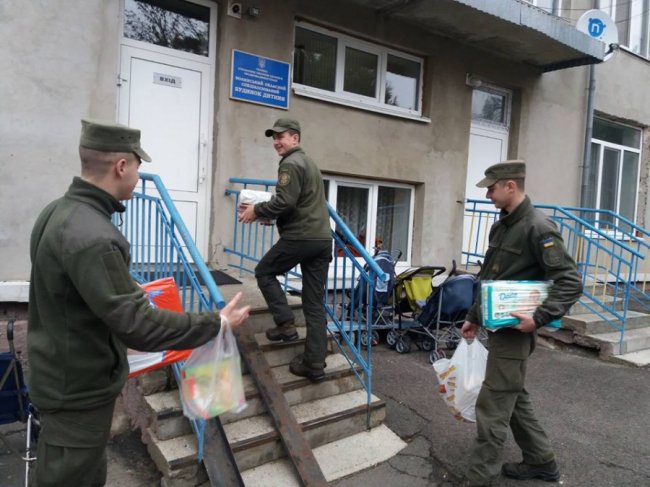 Луцькі нацгвардійці з подарунками відвідали дитбудинок. ФОТО