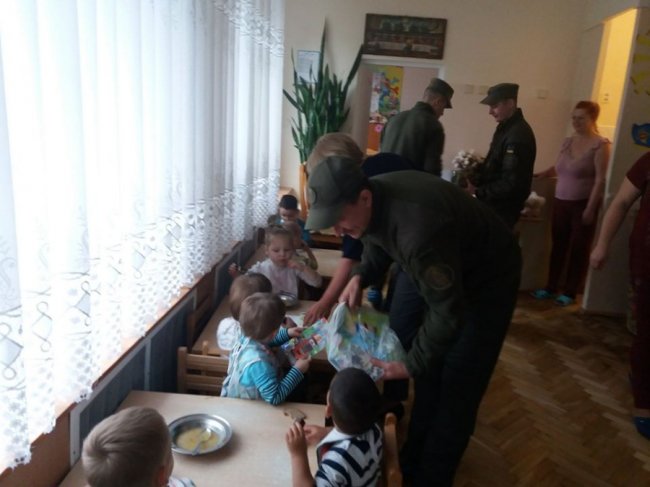 Луцькі нацгвардійці з подарунками відвідали дитбудинок. ФОТО