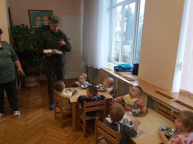 Луцькі нацгвардійці з подарунками відвідали дитбудинок. ФОТО