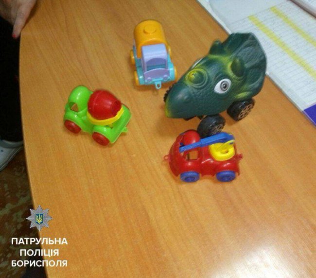 П’яна мати вигнала 3-річну дитину без одягу на мороз. ФОТО